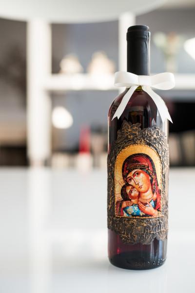 Червено вино с икона на Богородица +украса